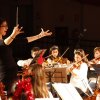 Ana Barrilero dirigiendo la orquesta